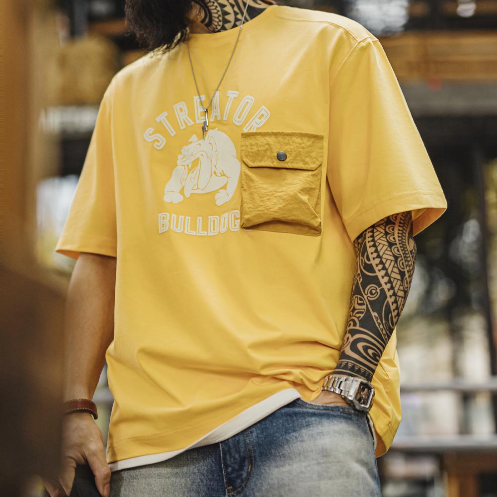 Camiseta gráfica MADEN con estampado de terciopelo para hombre, diseño holgado con bolsillo, manga corta, color amarillo claro con bloques, hombro caído
