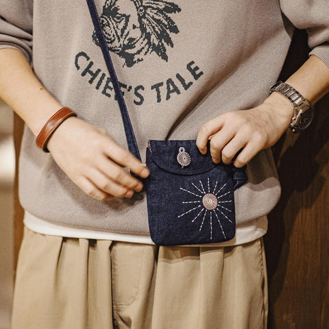 Sac bandoulière unisexe rétro en denim MADEN, broderie soleil style indien, petit format, idéal pour téléphone, écouteurs et clés. Tendance et chic.