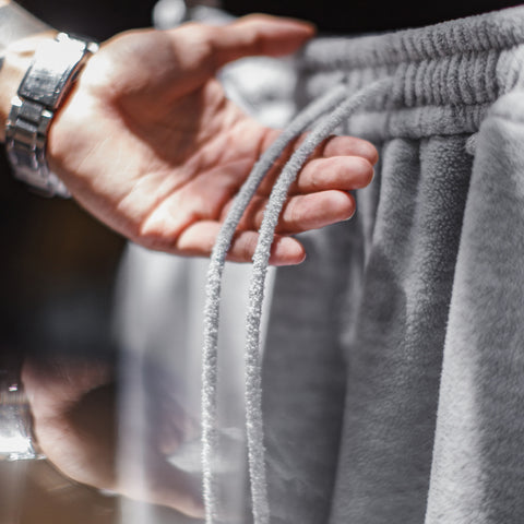 MADEN メンズ グレー フリース スウェットパンツ – 厚手のまっすぐな冬用ズボン 調節可能なひも付き