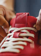 Zapatillas retro de gamuza roja con suela gruesa MADEN thumbnail