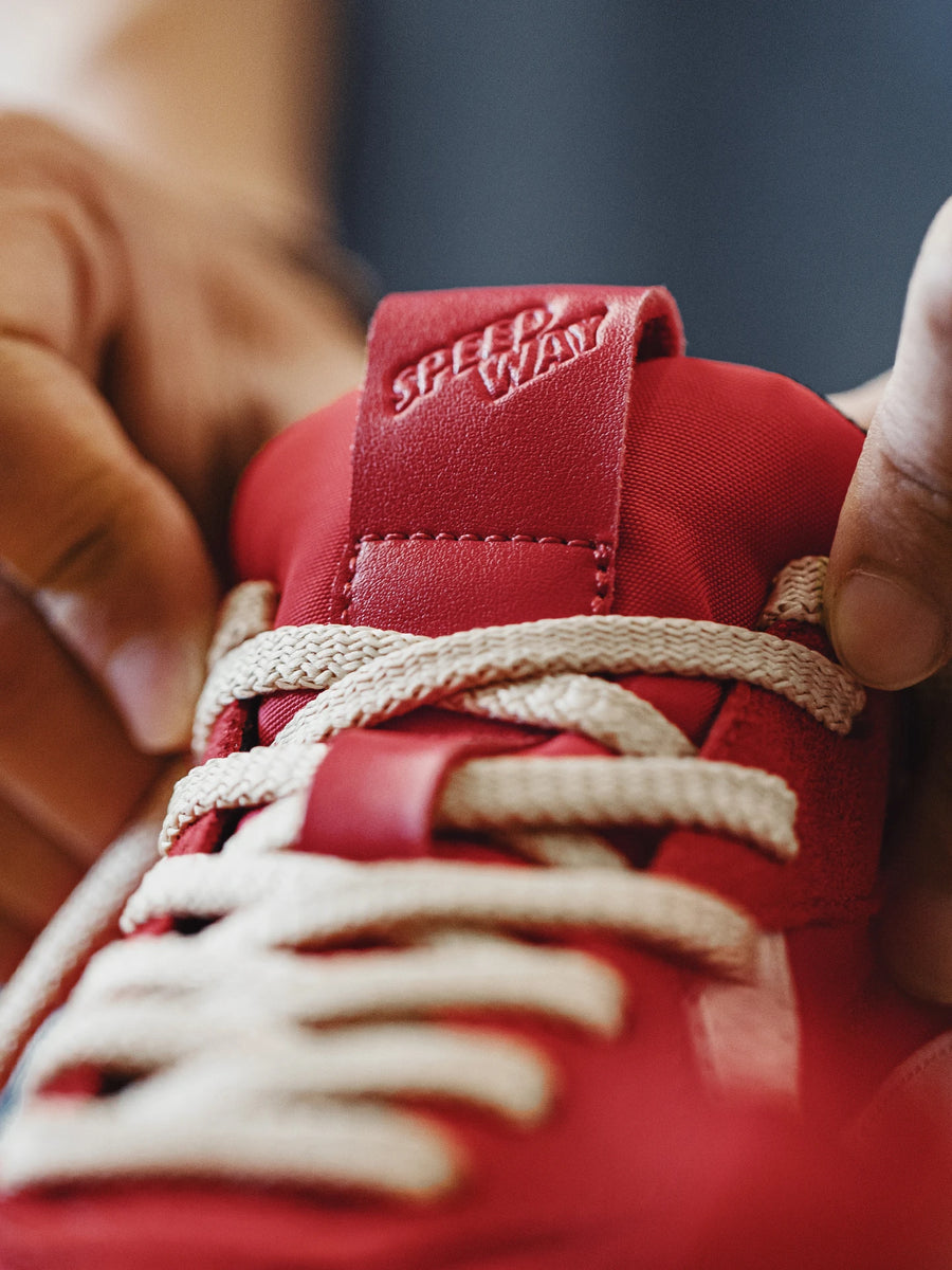 Zapatillas retro de gamuza roja con suela gruesa MADEN