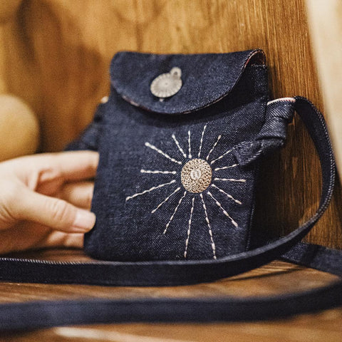 Sac bandoulière unisexe rétro en denim MADEN, broderie soleil style indien, petit format, idéal pour téléphone, écouteurs et clés. Tendance et chic.
