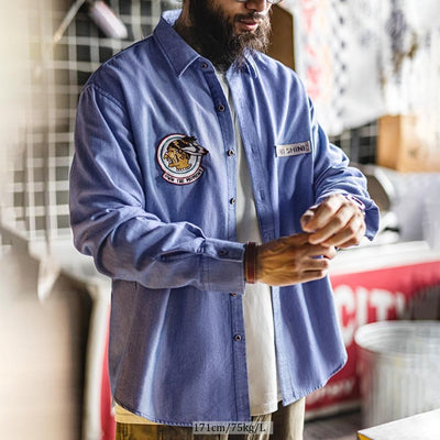 MADEN Herren-Oxfordhemd, 100 % Baumwolle, blau, langärmlig, lässig, mit Knopfleiste, weiches, hautfreundliches Material, Stickerei-Patch-Design, Retro-Stil 