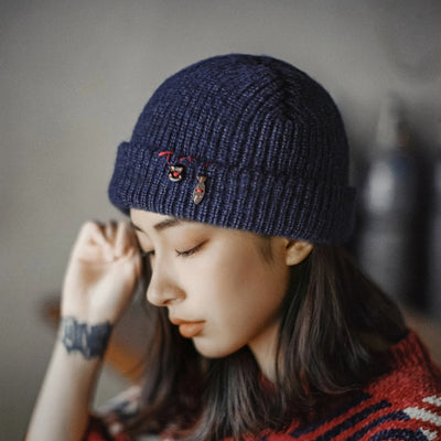 Bonnet MADEN bleu marine vintage en maille pour femme, épais et chaud, avec cache-oreilles, indispensable pour l'hiver par temps froid. 
