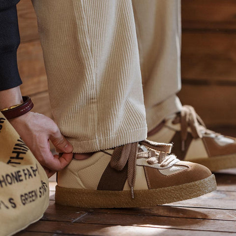 MADEN Zapatillas de Entrenamiento Retro Alemanas para Hombre Marrón con Parche y Suela Plana Zapatillas de Suela Gruesa de Corte Bajo Versátiles para Deportes y Uso Casual para Hombre