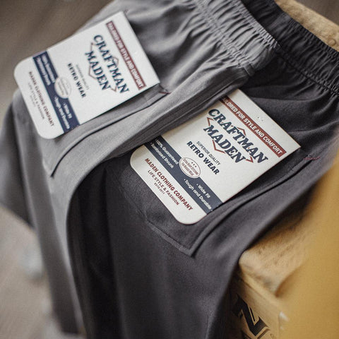 Pantalon de costume gris MADEN drapé, coupe droite, style Cleanfit, léger, idéal pour le bureau et les loisirs. Parfait pour les trajets quotidiens et les occasions décontractées. 