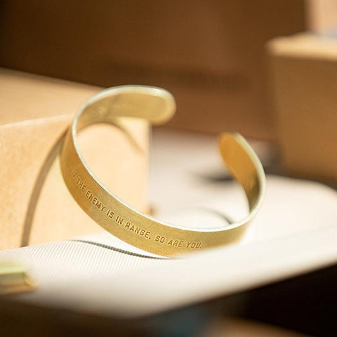 MADEN Retro BLISS Offenes Armband, poliertes Messing, breites Armband mit Schriftzug, Herren-Accessoires TW2201956