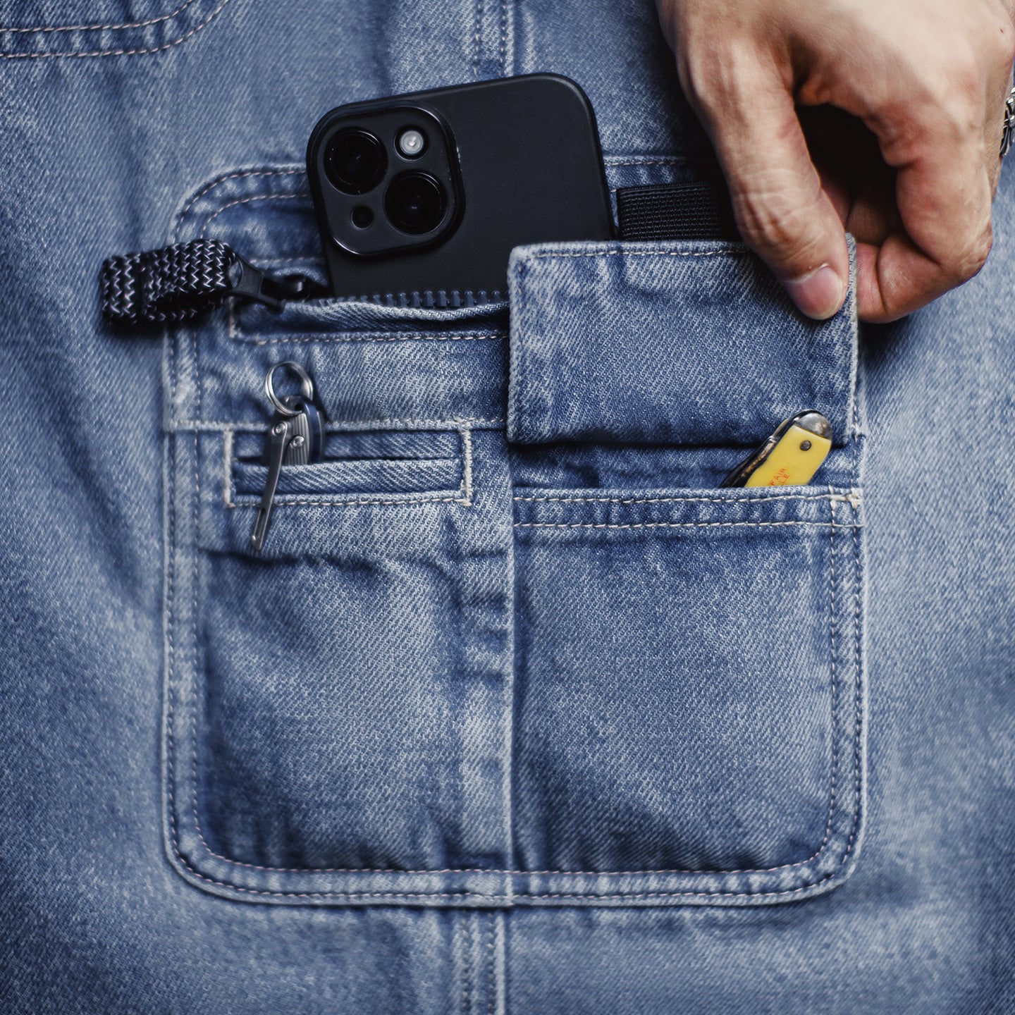 Jeans rectos de mezclilla lavada con múltiples bolsillos MADEN