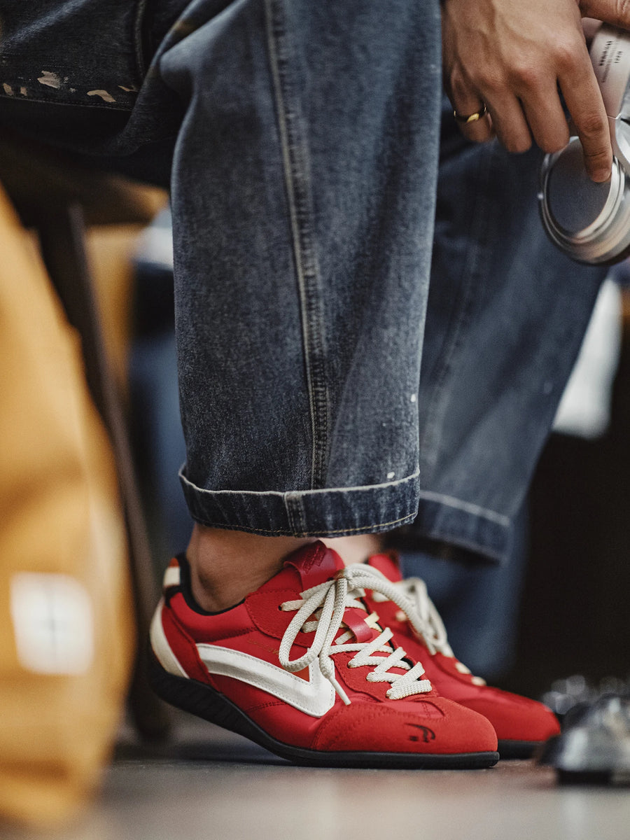 Zapatillas retro de gamuza roja con suela gruesa MADEN