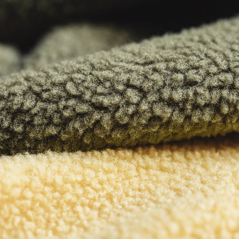 Sudadera MADEN de cuello redondo color oliva con forro de vellón