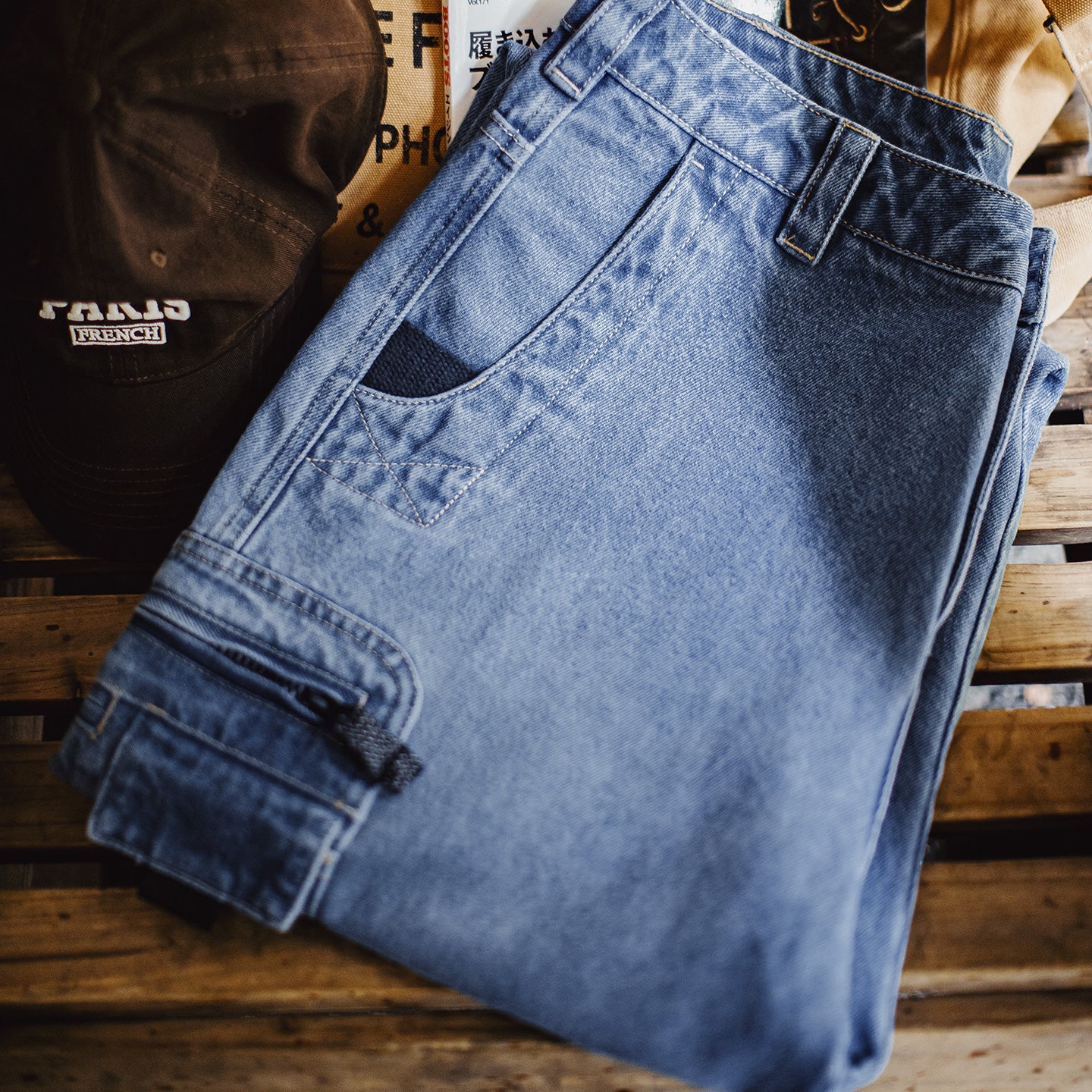 Jeans rectos de mezclilla lavada con múltiples bolsillos MADEN