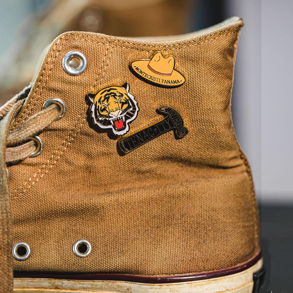 Broche Maden Retro en faux émail, badge esthétique, accessoire de collection, design original. 