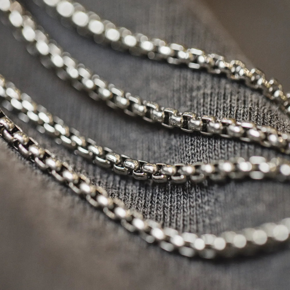 MADEN Vintage Scissors Pendant Necklace in White Brass