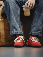 Zapatillas retro de gamuza roja con suela gruesa MADEN thumbnail