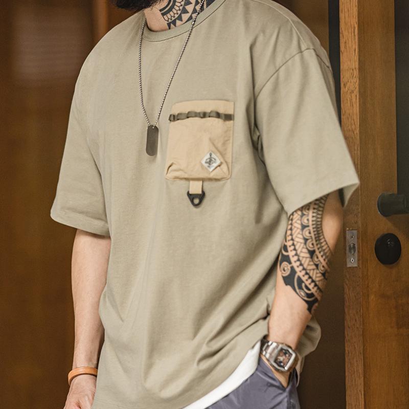 Camiseta de algodón de manga corta con bolsillo de parche en contraste MADEN