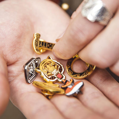 Broche Maden Retro en faux émail, badge esthétique, accessoire de collection, design original. 