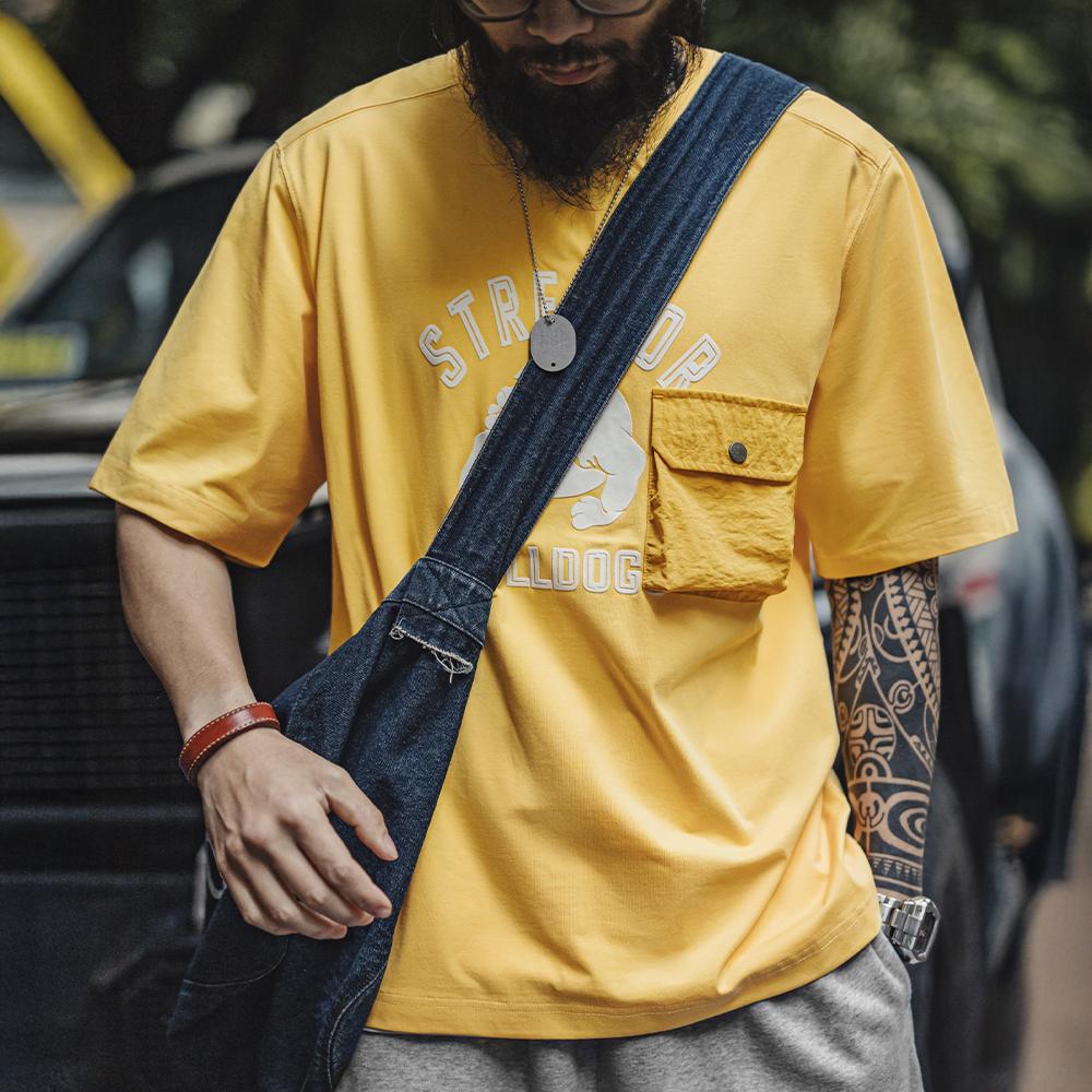 Camiseta gráfica MADEN con estampado de terciopelo para hombre, diseño holgado con bolsillo, manga corta, color amarillo claro con bloques, hombro caído
