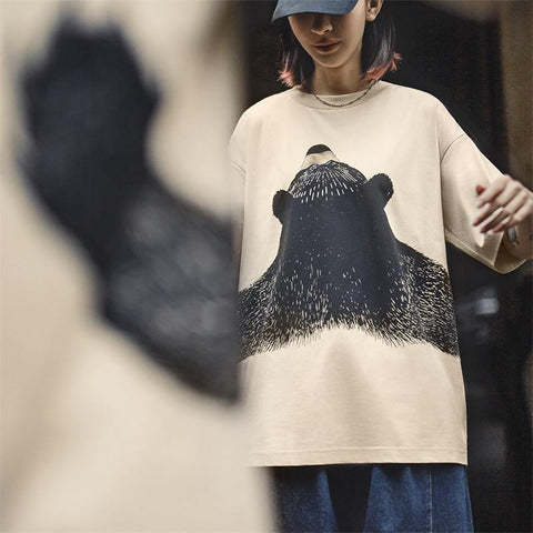 MADEN Oversized Lazy Bear Illustration Tee - Japanisches minimalistisches T-Shirt mit überschnittenen Schultern, schmale Passform, Kurzarm, Damen Sommer 