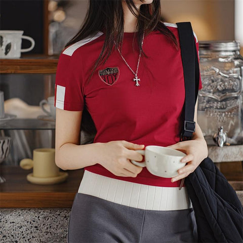 MADEN Burgunderrotes American Vintage Sporttrikot – Schmal geschnittenes, vom Fußball inspiriertes Freizeit-Trikot für Damen, Sommer 