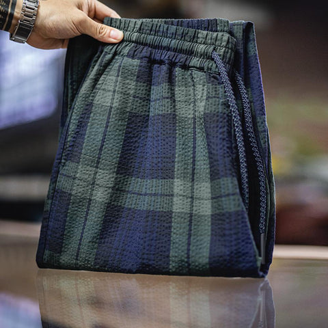 Pantalon MADEN rétro écossais à carreaux en seersucker texturé, coupe ample, idéal pour un style décontracté au quotidien, été comme automne. 