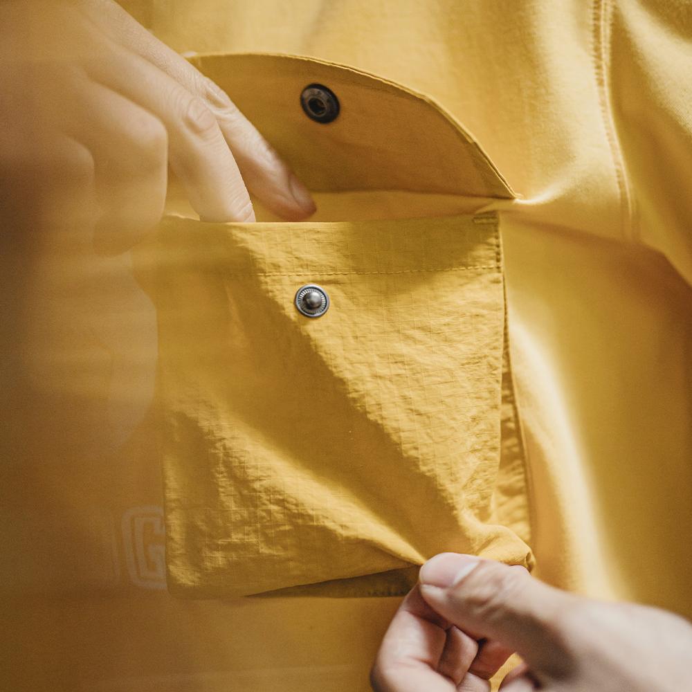 Camiseta gráfica MADEN con estampado de terciopelo para hombre, diseño holgado con bolsillo, manga corta, color amarillo claro con bloques, hombro caído