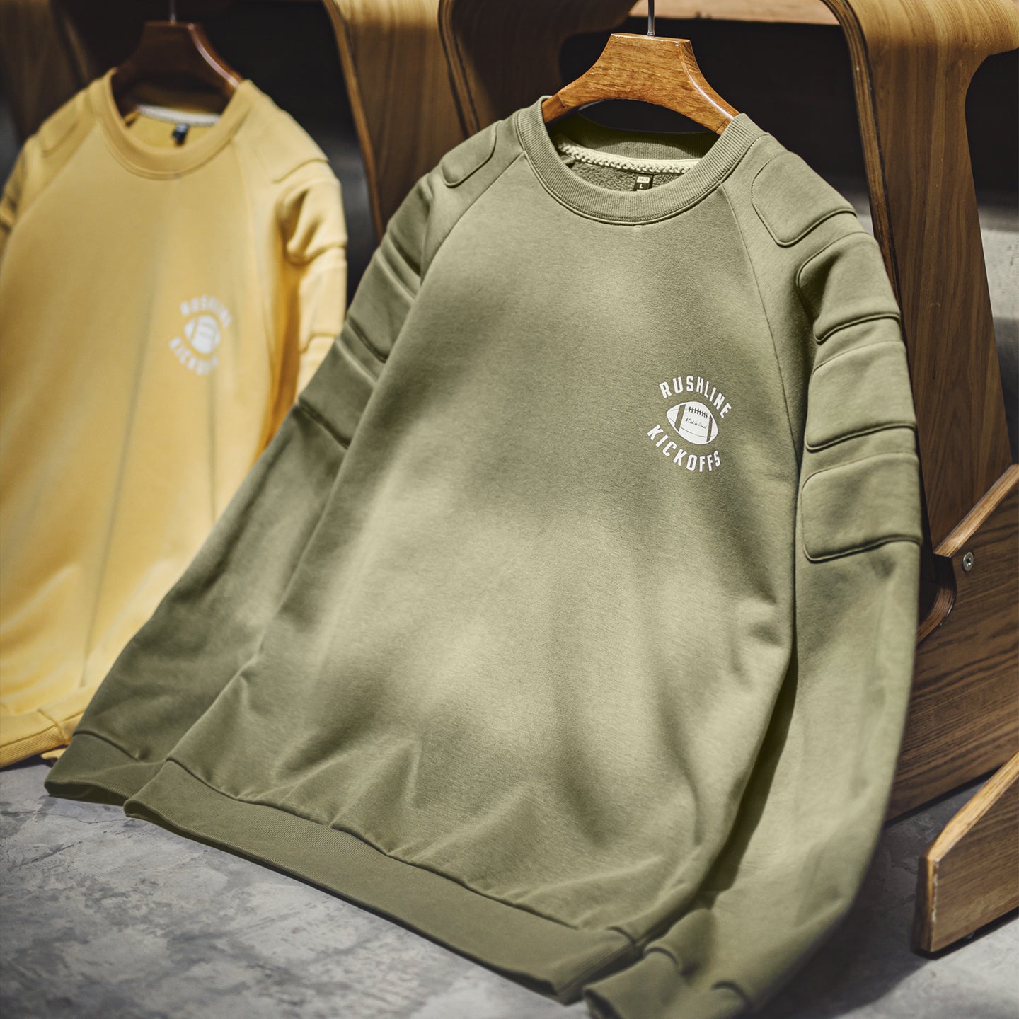 MADEN Fleecegefüttertes olivgrünes Sweatshirt mit Rundhalsausschnitt