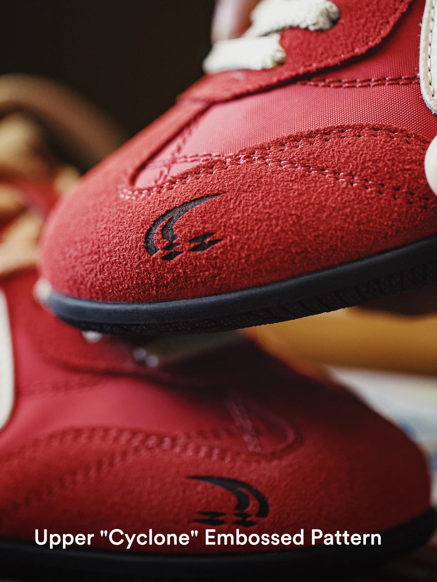 Zapatillas retro de gamuza roja con suela gruesa MADEN