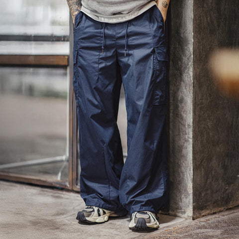 Pantalon cargo MADEN M65 pour homme, grandes poches, style utilitaire polyvalent pour les déplacements quotidiens, idéal pour le jogging, le camping et les activités de plein air. Pantalon long en nylon bleu. 