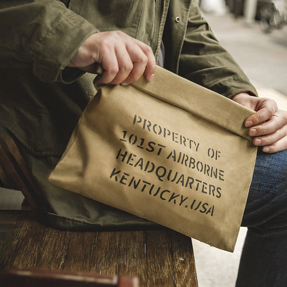 Bolso de mano para hombre MADEN de lona encerada con aceite – Cartera sobre vintage caqui con cierre magnético