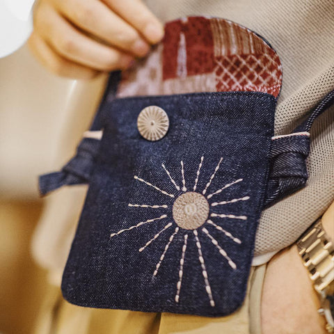 Sac bandoulière unisexe rétro en denim MADEN, broderie soleil style indien, petit format, idéal pour téléphone, écouteurs et clés. Tendance et chic.