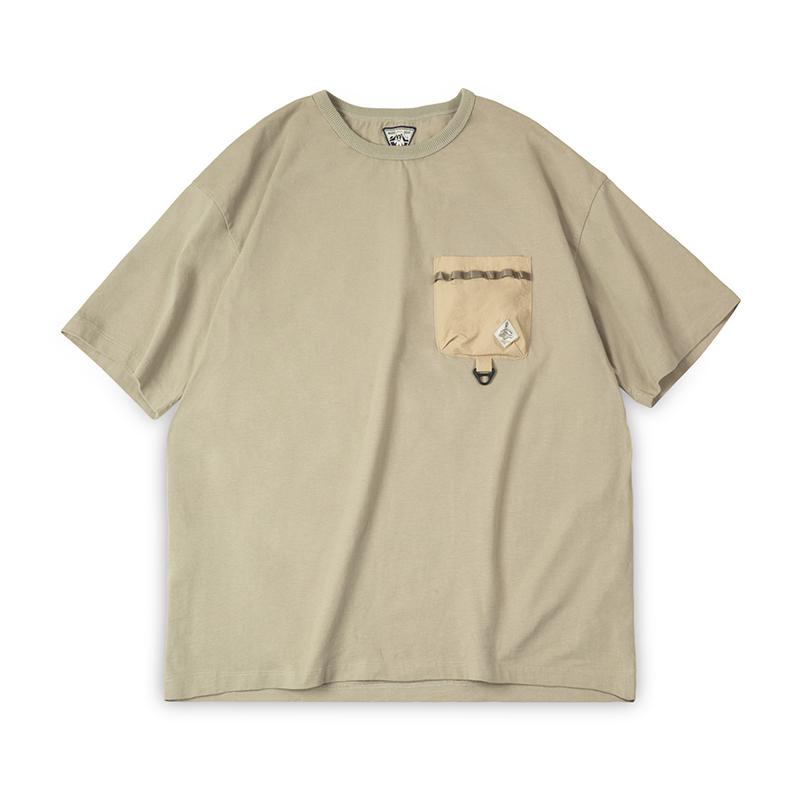 Camiseta de algodón de manga corta con bolsillo de parche en contraste MADEN