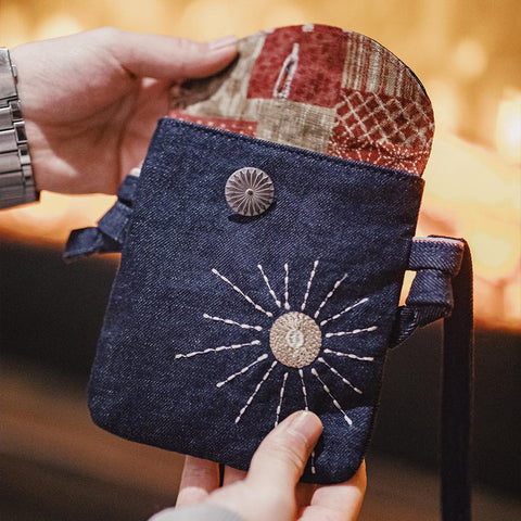 Sac bandoulière unisexe rétro en denim MADEN, broderie soleil style indien, petit format, idéal pour téléphone, écouteurs et clés. Tendance et chic.