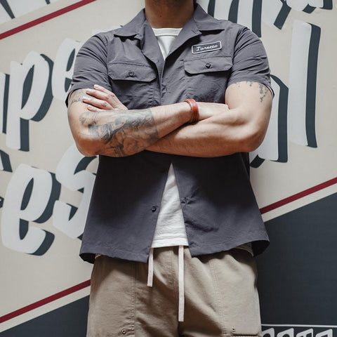 MADEN Retro Toretto Kurzarmhemden mit gesticktem Label, tailliertem Reverskragen, dunkelgrauem Nylongewebe, Sommer-Herrenmode, Uncle Fu 