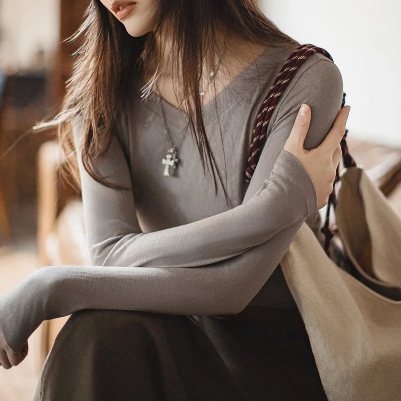T-shirt à manches longues en maille de coton, col V, coupe ajustée, pour femme, idéal pour l'automne et l'hiver. Pull basique à porter sous un pull. 