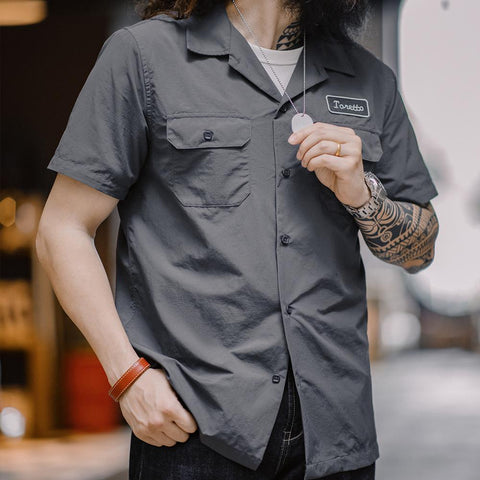 MADEN Retro Toretto Kurzarmhemden mit gesticktem Label, tailliertem Reverskragen, dunkelgrauem Nylongewebe, Sommer-Herrenmode, Uncle Fu 