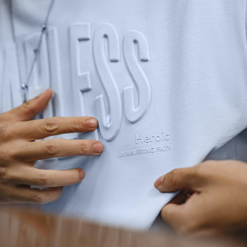 Camiseta de algodón pesado con estampado de letras en relieve 3D MADEN