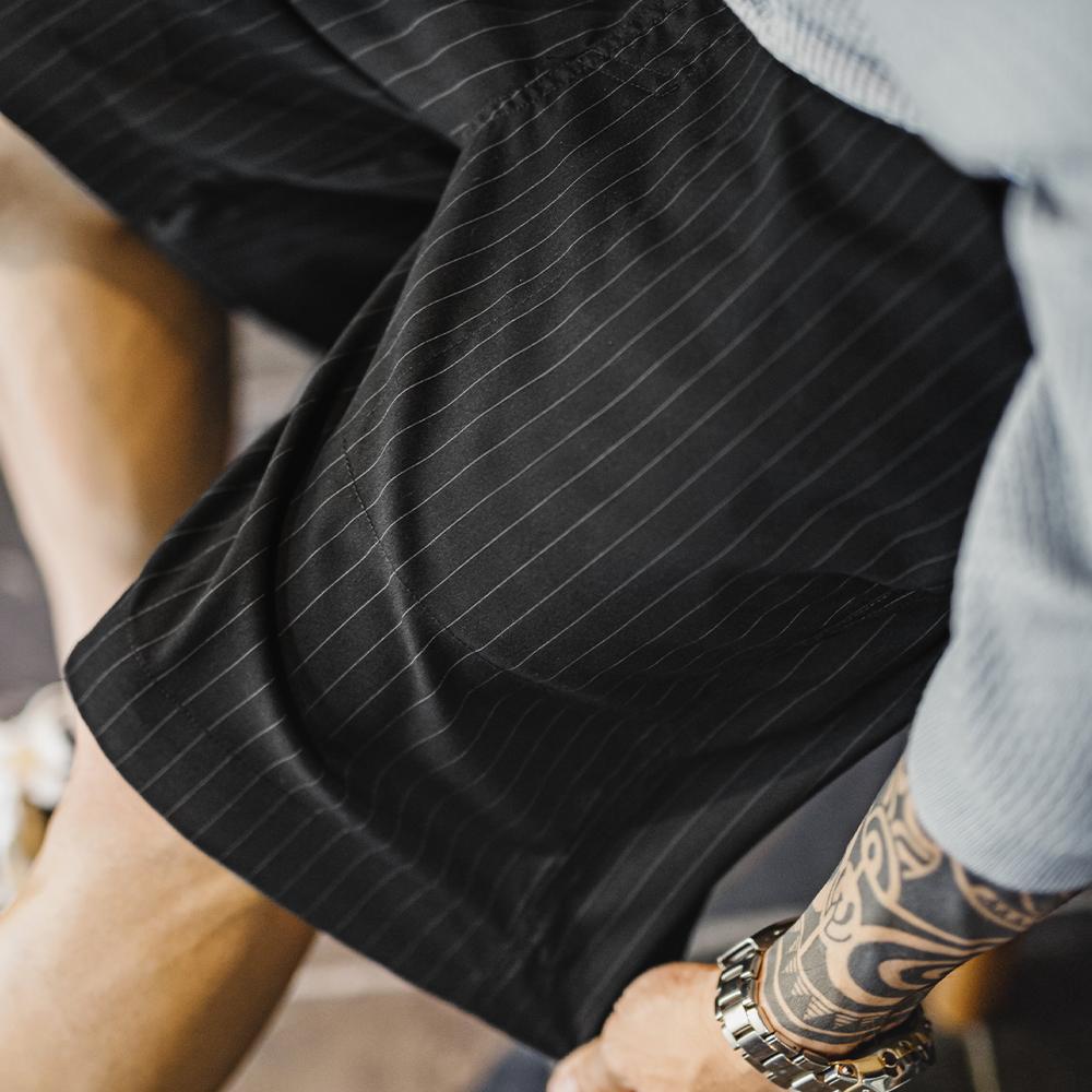 MADEN Graue formelle Shorts mit Nadelstreifen und elastischem Bund