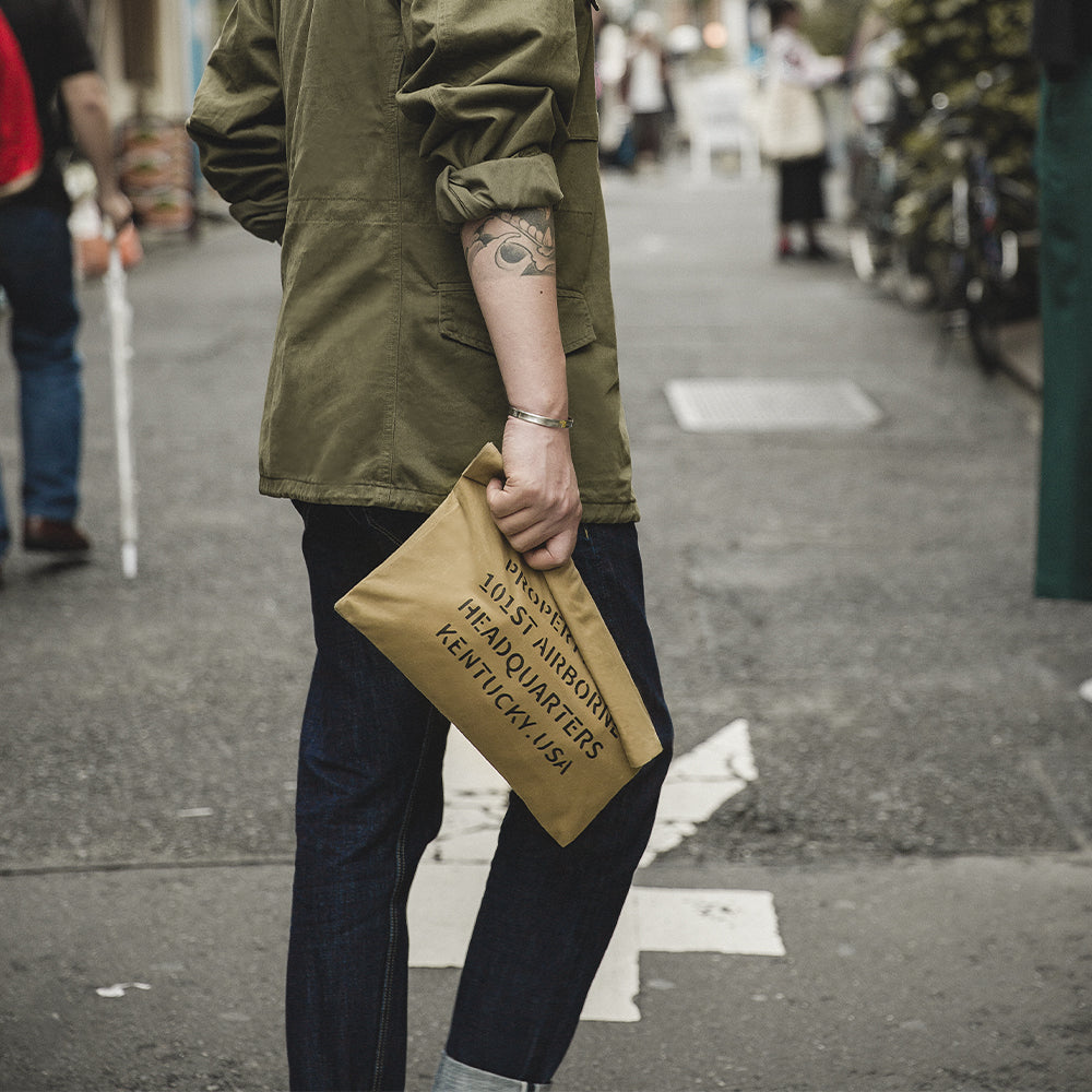 Bolso de mano para hombre MADEN de lona encerada con aceite – Cartera sobre vintage caqui con cierre magnético