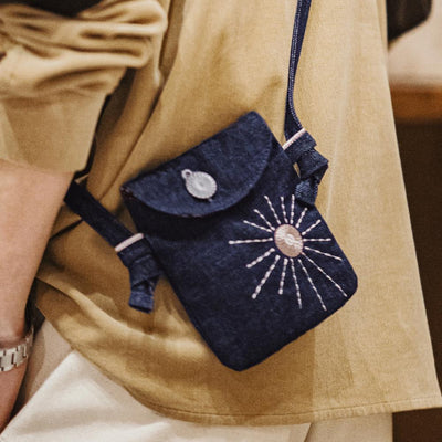 Sac bandoulière unisexe rétro en denim MADEN, broderie soleil style indien, petit format, idéal pour téléphone, écouteurs et clés. Tendance et chic.