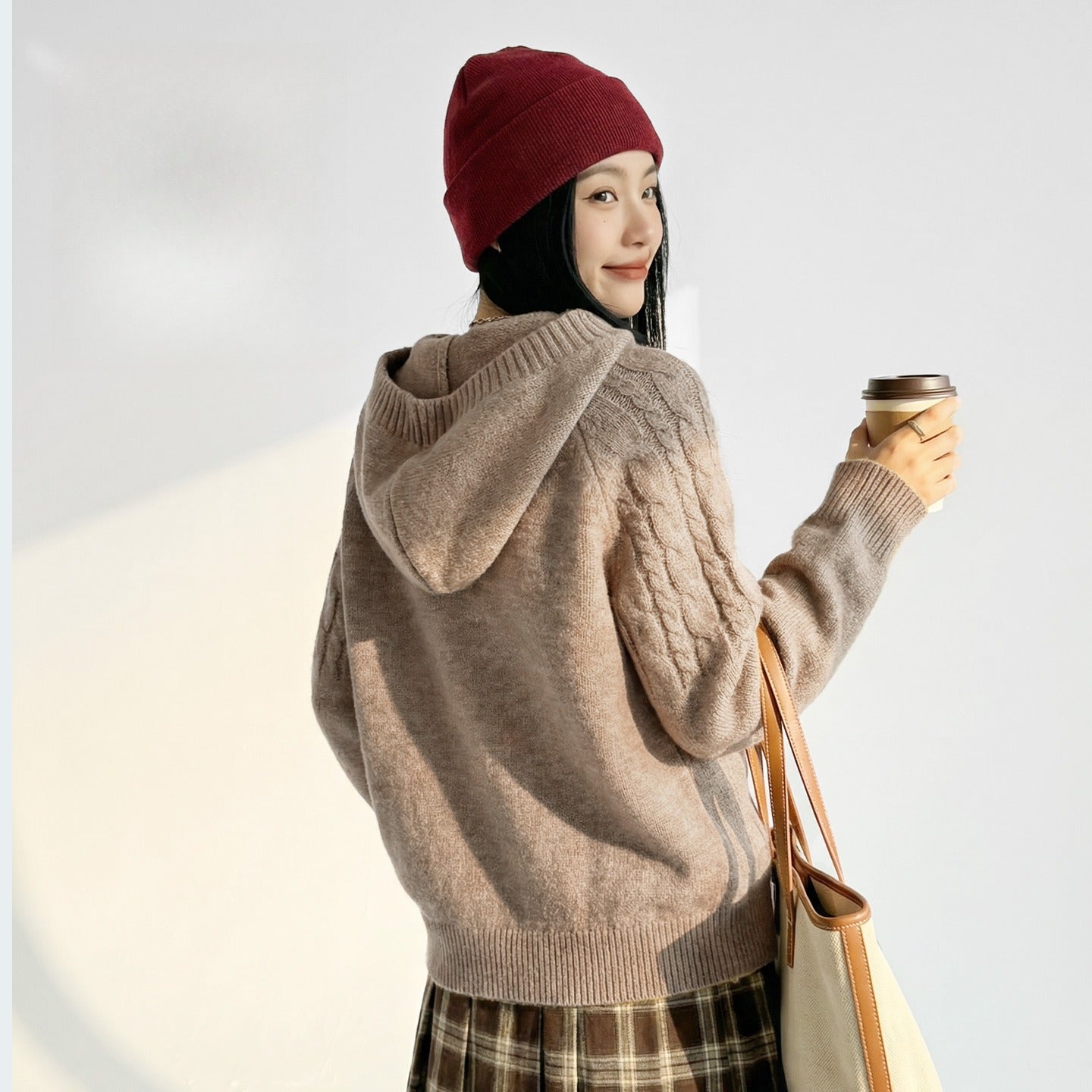 MADEN Kapuzenpullover mit Horn-Knebelverschluss