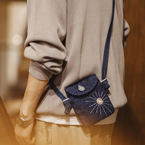 Sac bandoulière unisexe rétro en denim MADEN, broderie soleil style indien, petit format, idéal pour téléphone, écouteurs et clés. Tendance et chic.