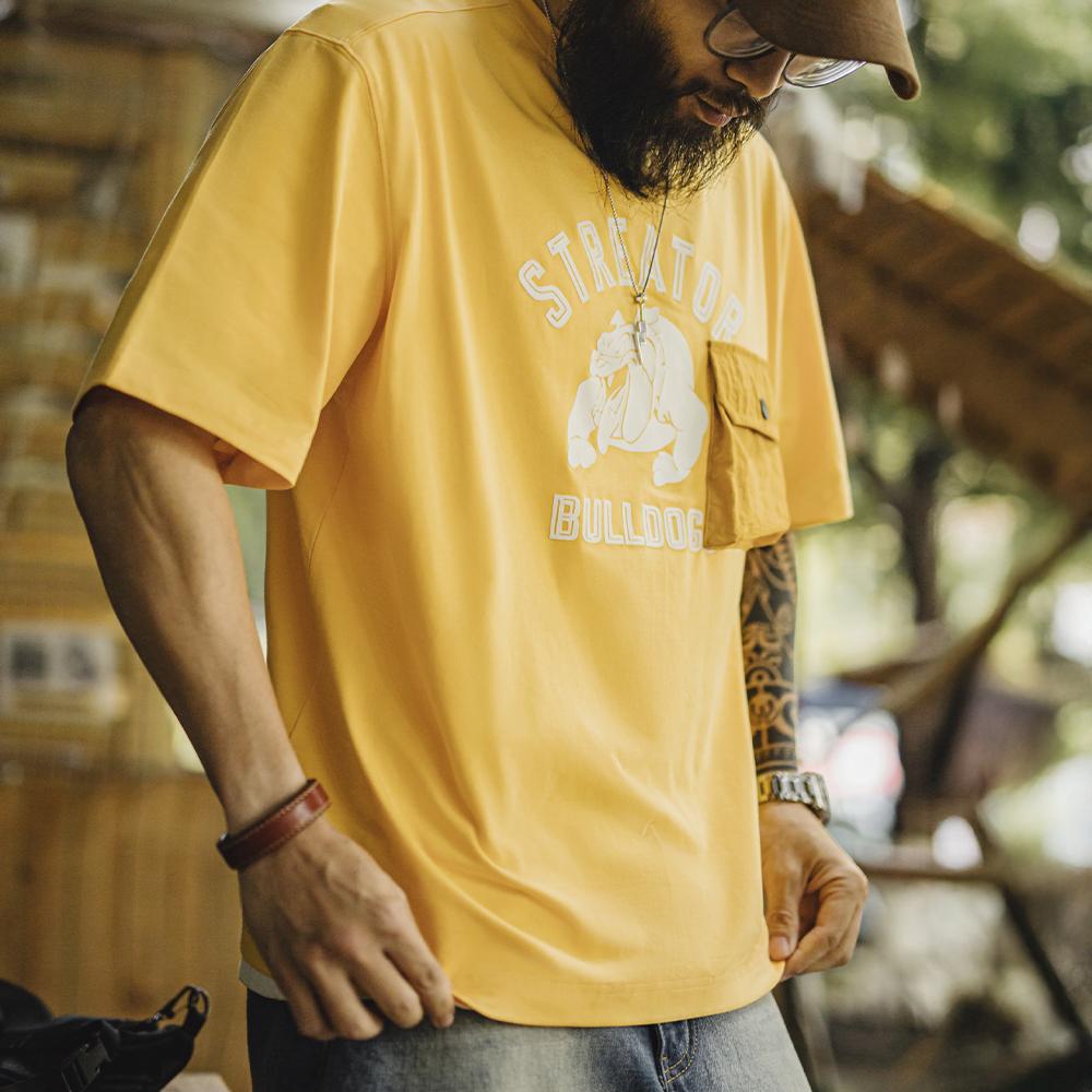Camiseta gráfica MADEN con estampado de terciopelo para hombre, diseño holgado con bolsillo, manga corta, color amarillo claro con bloques, hombro caído