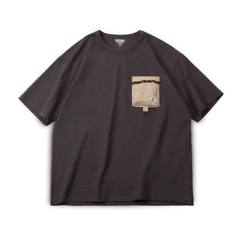 Camiseta de algodón de manga corta con bolsillo de parche en contraste MADEN