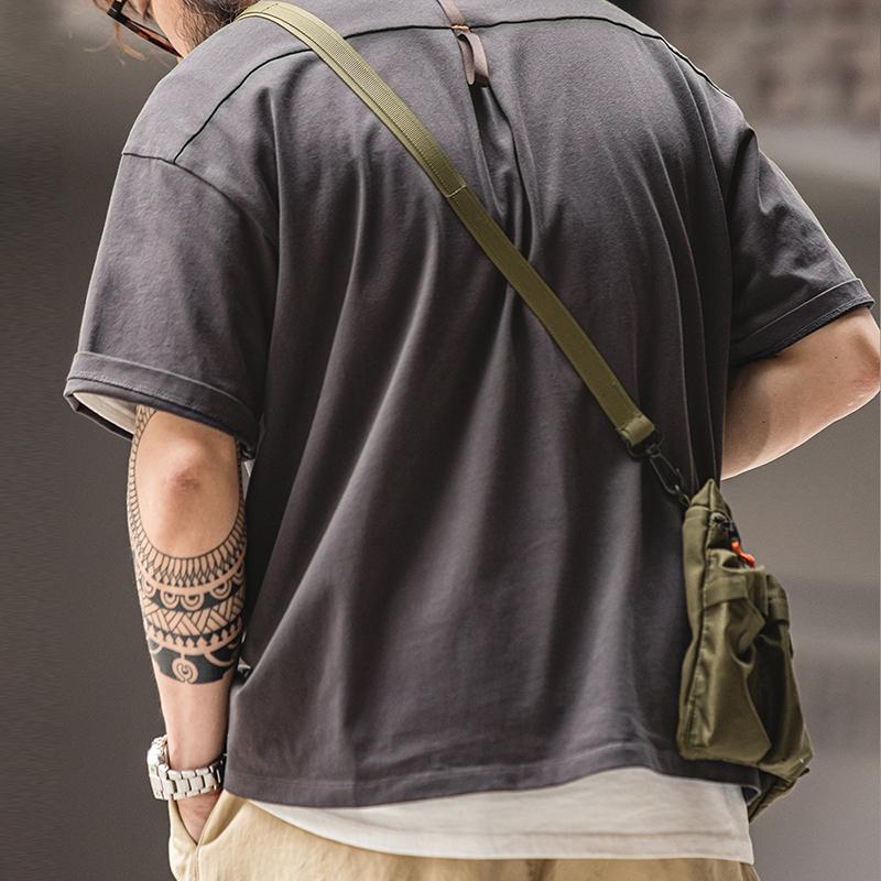 Camiseta de algodón de manga corta con bolsillo de parche en contraste MADEN