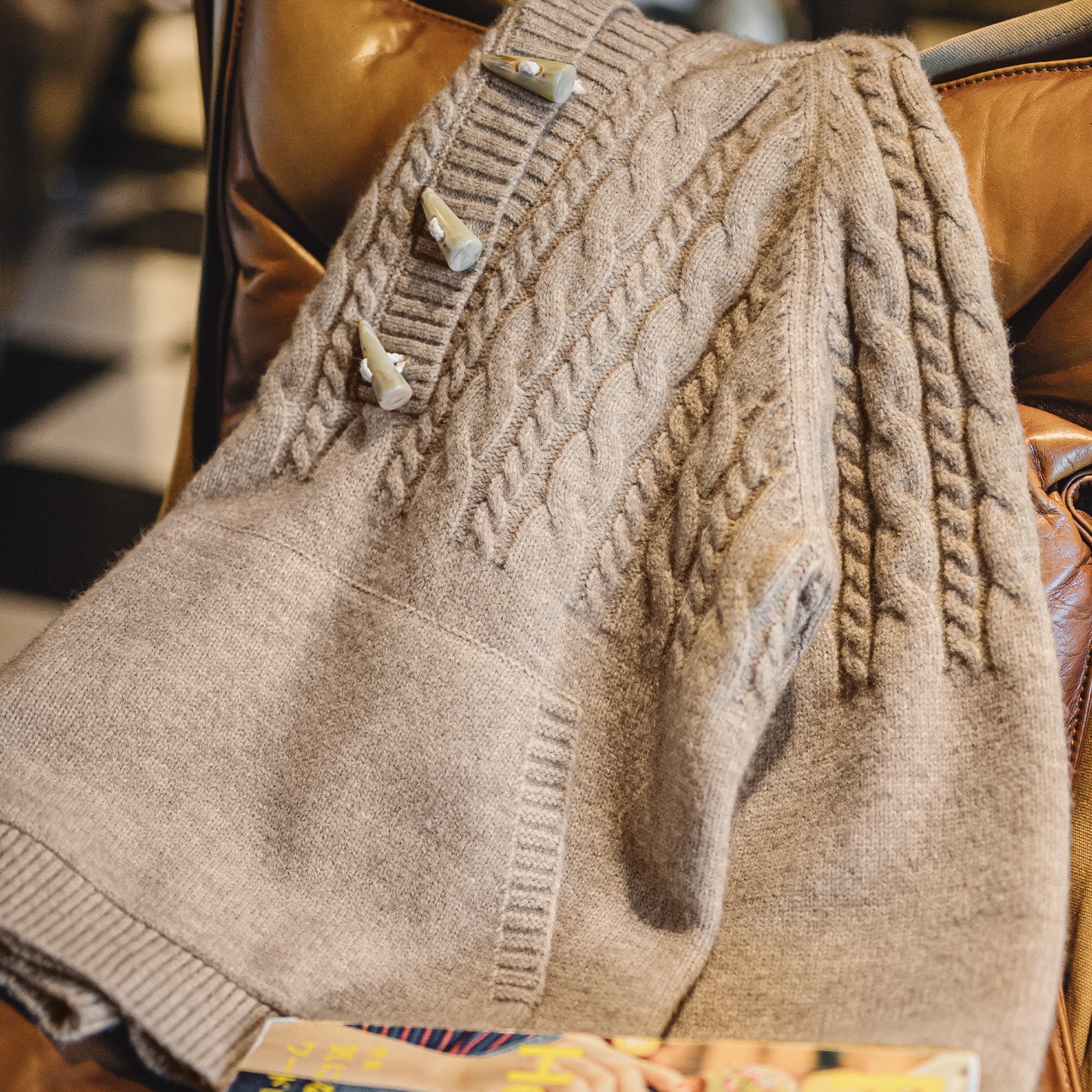MADEN Kapuzenpullover mit Horn-Knebelverschluss