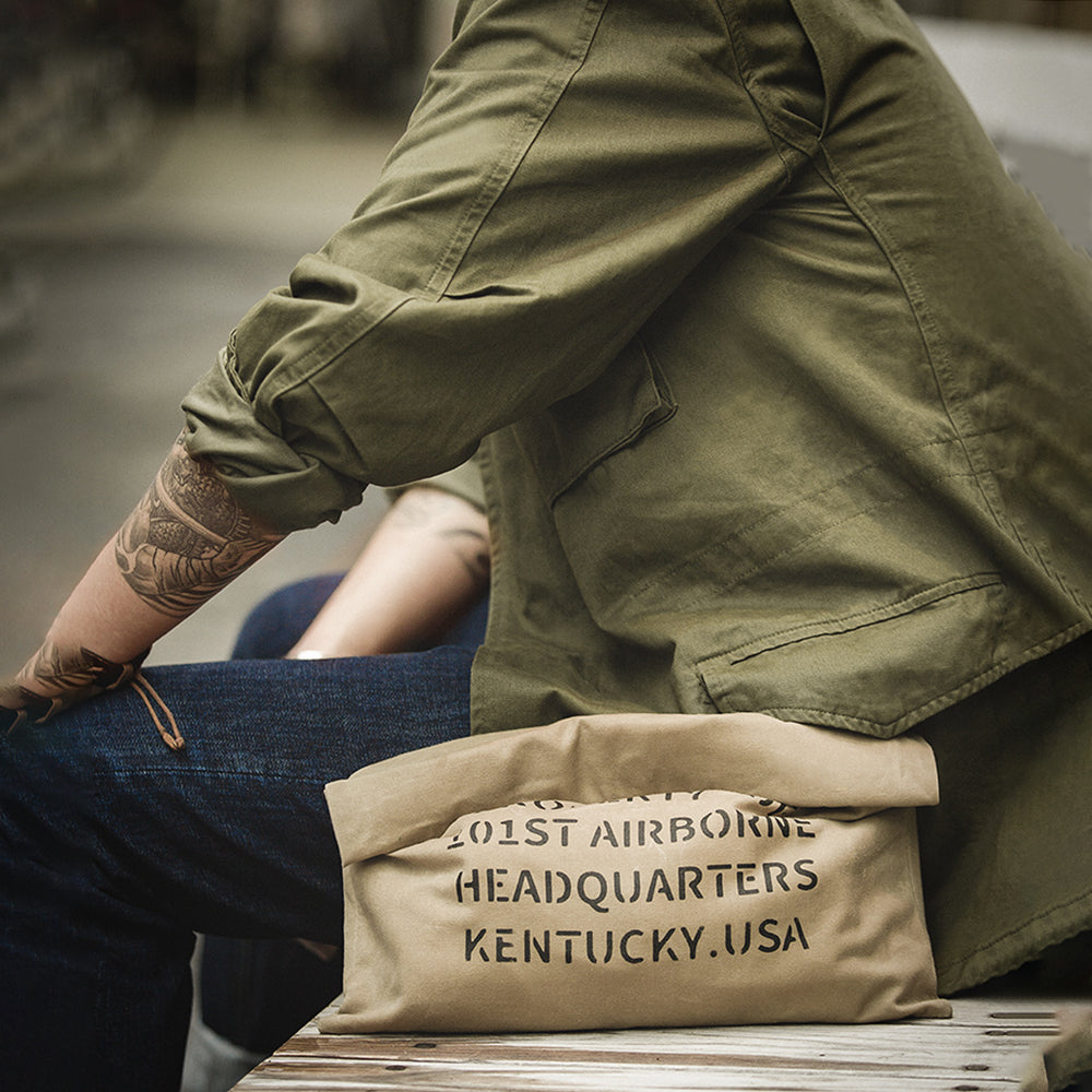 Bolso de mano para hombre MADEN de lona encerada con aceite – Cartera sobre vintage caqui con cierre magnético