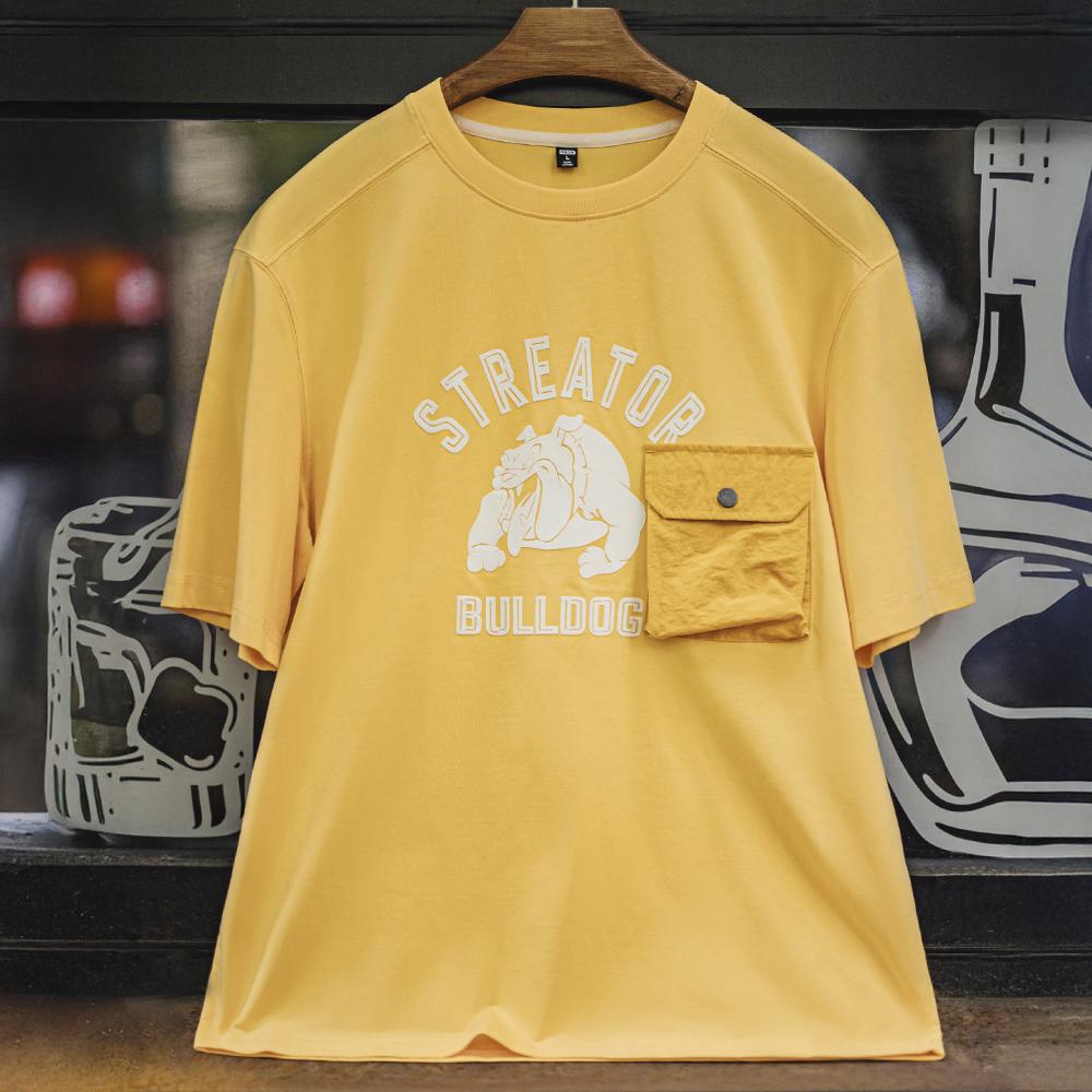 Camiseta gráfica MADEN con estampado de terciopelo para hombre, diseño holgado con bolsillo, manga corta, color amarillo claro con bloques, hombro caído